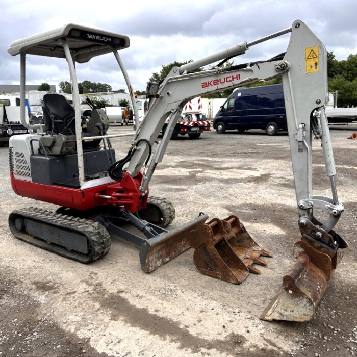 TAKEUCHI-MINI-PELLE SUR CHENILLES A VOIE VARIABLE TB016