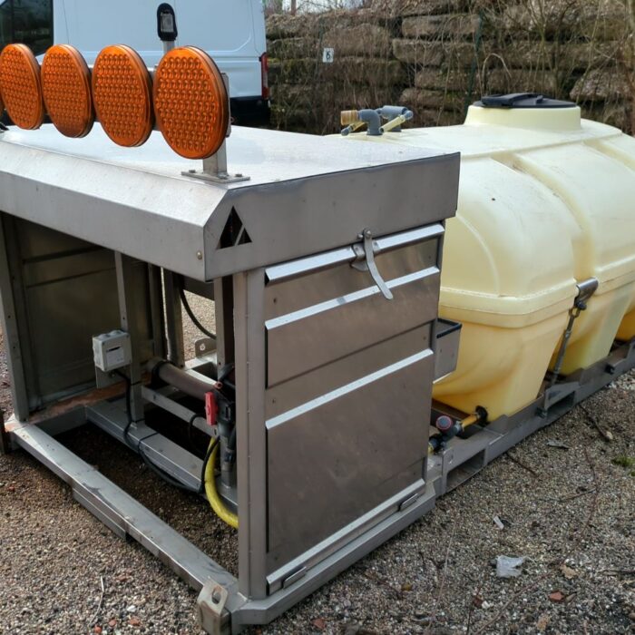 CITERNE 2000 L INOX SUR CHASSIS ACOMETIS